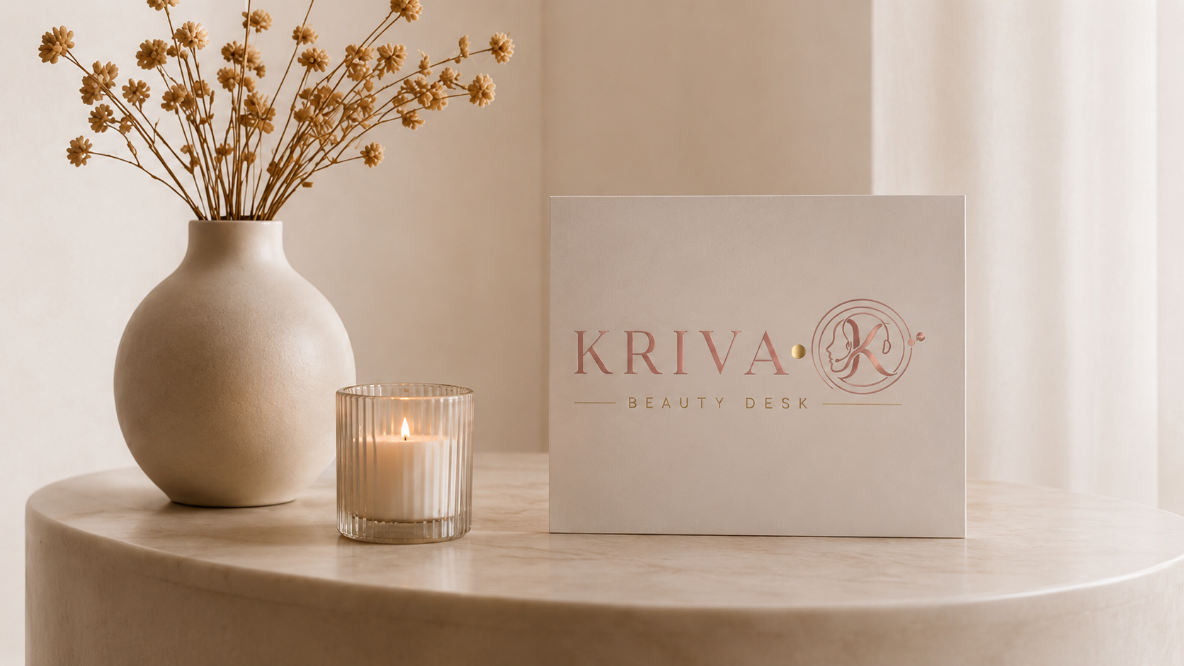 Univers Kriva Beauty Desk — vase, bougie et carte de marque